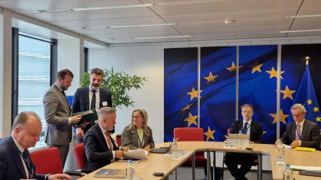 El comisario de Medio Ambiente, Virginijus Sinkevicius, conversa de pie con el consejero andaluz de Sostenibilidad, Ramón Fernández-Pacheco