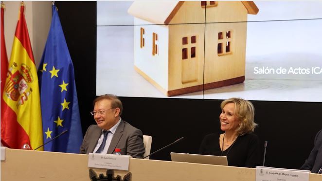 Isabel Winkels, vicedecana del Colegio de la Abogacía de Madrid, y el catedrático Javier Orduña./