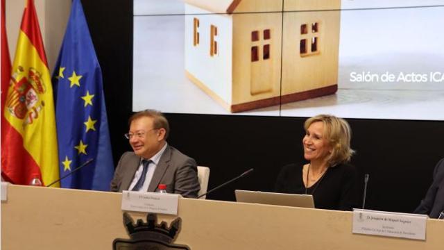 Isabel Winkels, vicedecana del Colegio de la Abogacía de Madrid, y el catedrático Javier Orduña./