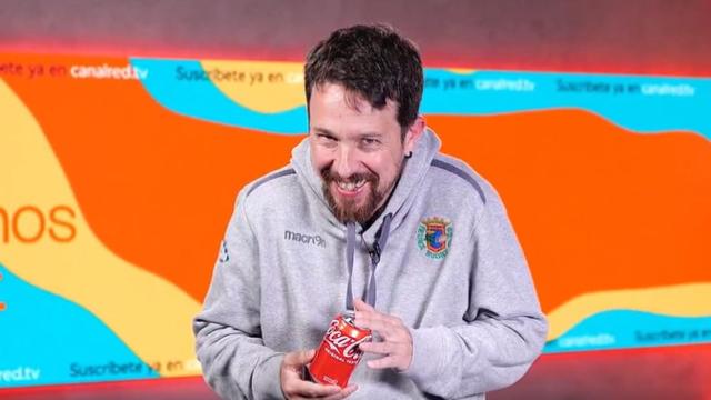 ¿Burla o promoción? ¿Por qué lleva Pablo Iglesias una Coca-Cola al anunciar la llegada de su canal?