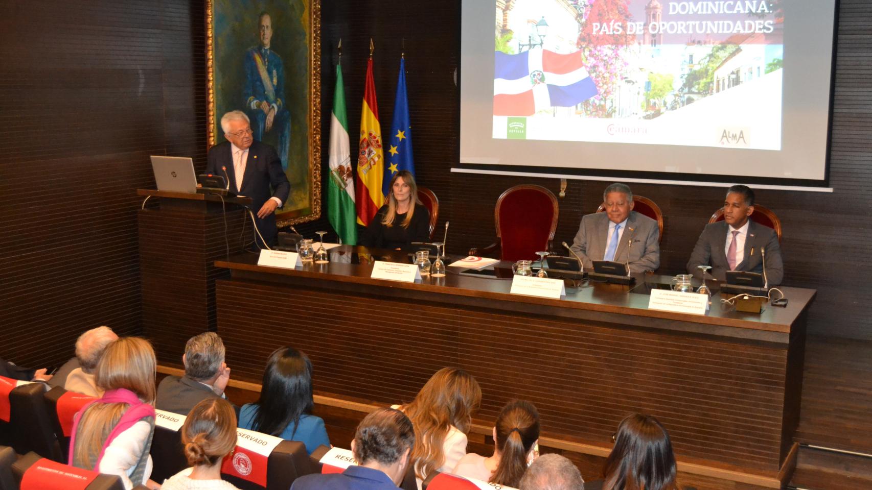 Encuentro de la Cámara de Comercio de Sevilla con el embajador de República Dominicana en España, Juan Bolívar Díaz.