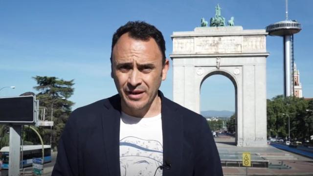 Roberto Sotomayor, ante el Arco del Triunfo.