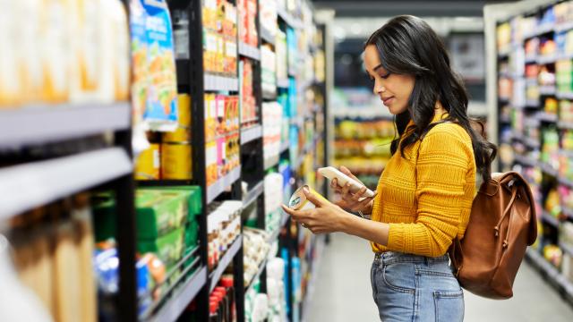 Mujer escaneando un producto en el supermercado.