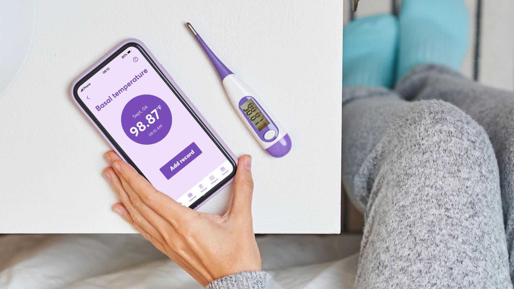 Una mujer con su aplicación para calcular sus días fértiles.