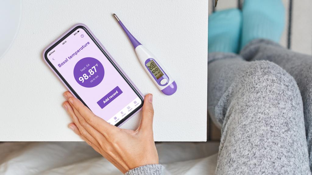 Una mujer con su aplicación para calcular sus días fértiles.