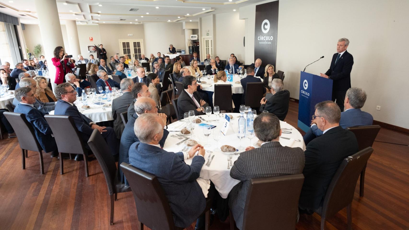 Rueda durante su intervención en un almuerzo-coloquio organizado por el Círculo de Empresarios de Galicia en Vigo.