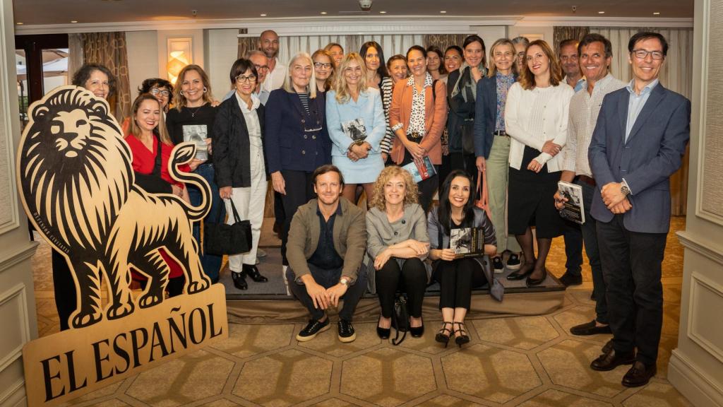 Cruz Sánchez de Lara y Rafael Tarradas, junto a su editora y los suscriptores de EL ESPAÑOL