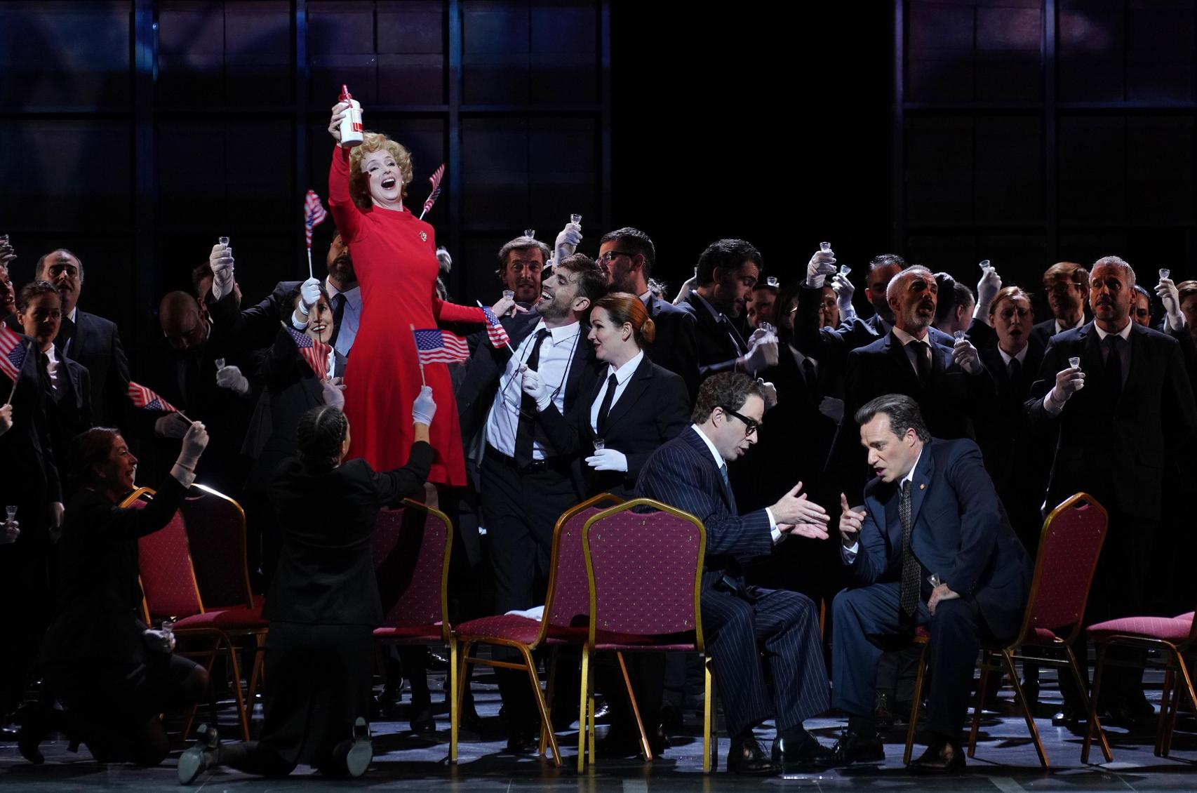 Sarah Tynan (Pat Nixon), Borja Quiza (Henry Kissinger), Leigh Melrose (Nixon) y Coro Titular del Teatro Real.