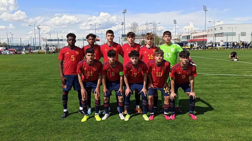 Ariel Nkoghe, a la izquierda del todo, con la Selección Sub16