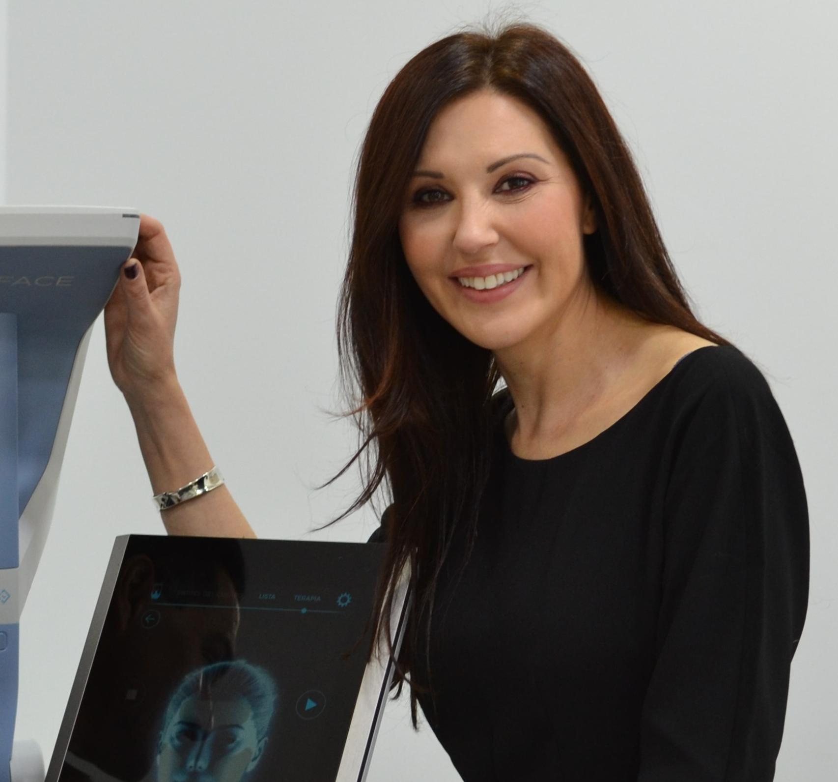 La doctora Raquel Moreno junto a la máquina Emface.