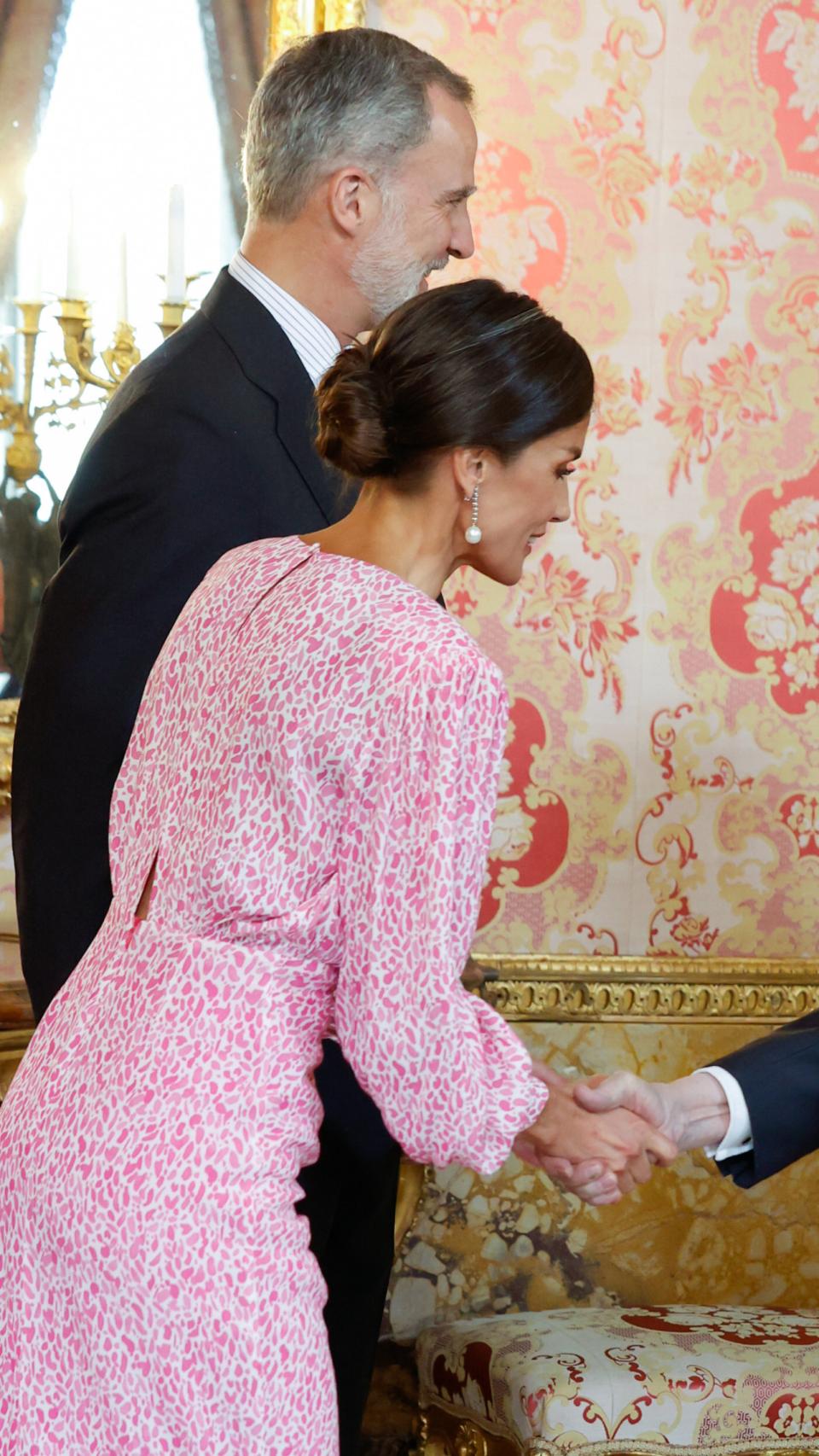 El moño y los pendientes de perlas de la mujer de Felipe VI.