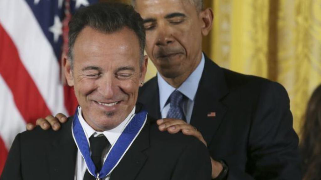 Barack Obama en la entrega de la Medalla de Libertad al músico Bruce Springsteen en 2016-