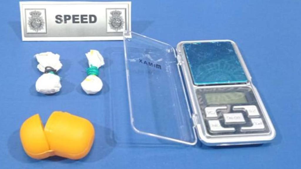Bolsas de speed y báscula de precisión requisadas al detenido