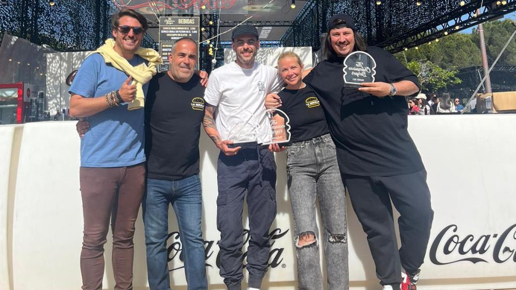 El equipo de Jenkin's y The Champions Burger Madrid durante la entrega de premios.