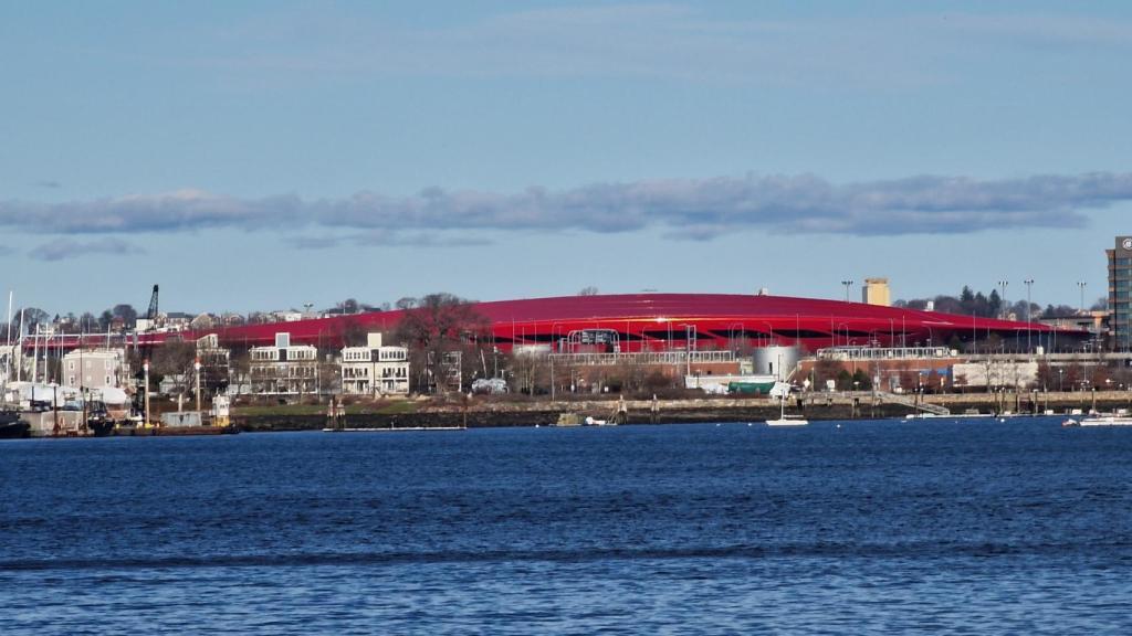 Vista de la nueva terminal del aeropuerto Boston Logan en el horizonte de la ciudad. Foto: luis vidal + arquitectos