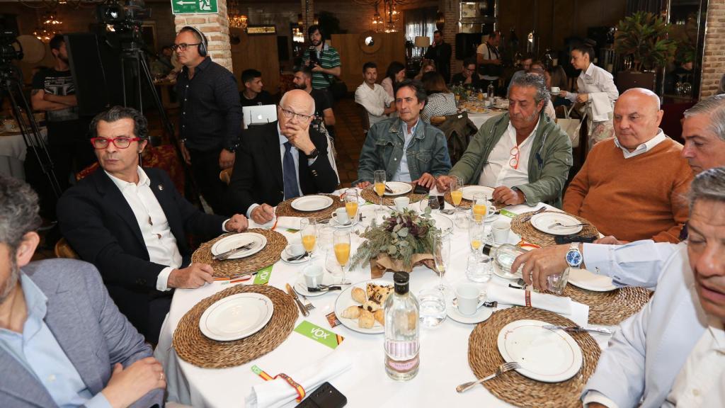 Alberto Romero (con gafas rojas) y Juan Ignacio de Mesa, a la izquierda de la imagen.