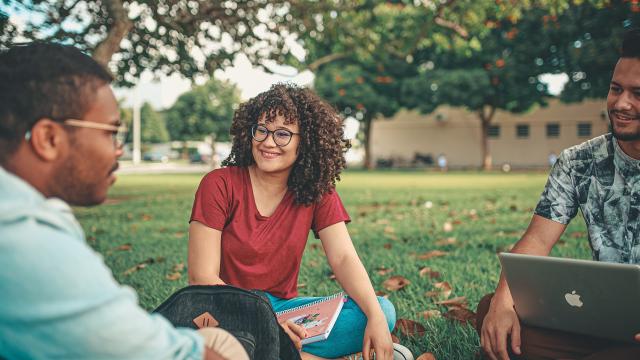 Varios jóvenes charlan en una universidad, en imagen de archivo.