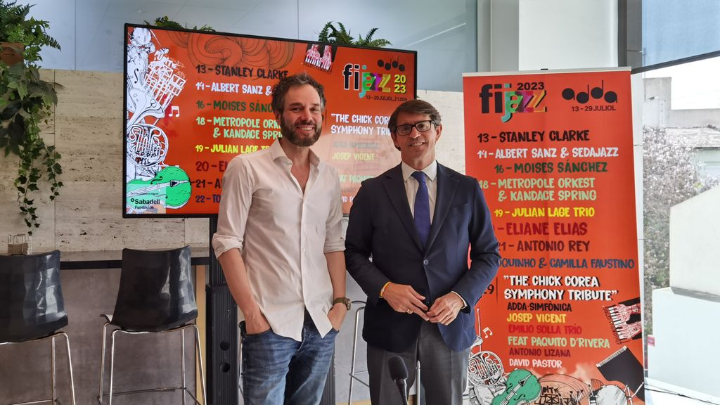 El director Josep Vicent y el diputado Juan de Dios Navarro, en la presentación del Fijazz.