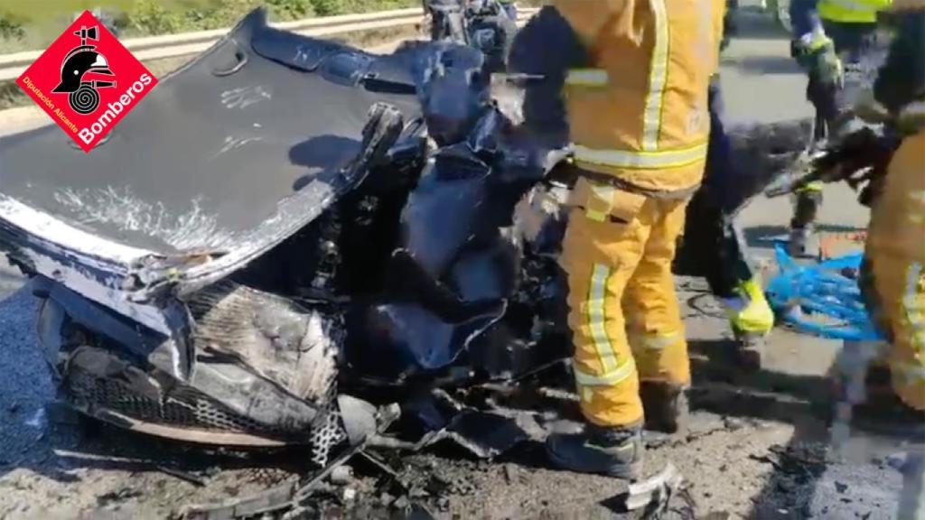 Los efectivos trabajando en la excarcelación de los fallecidos en el accidente de Pilar de la Horadada.