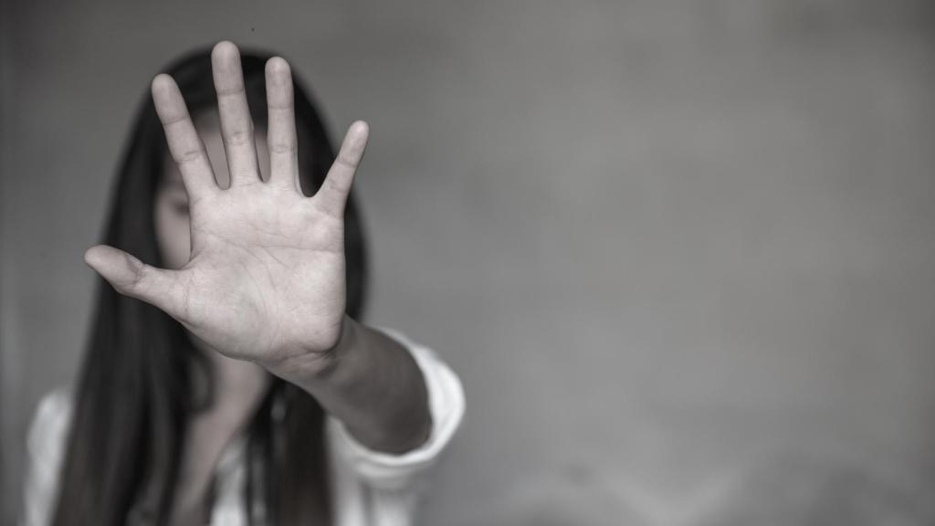Imagen de archivo de una mujer contra la violencia de género.