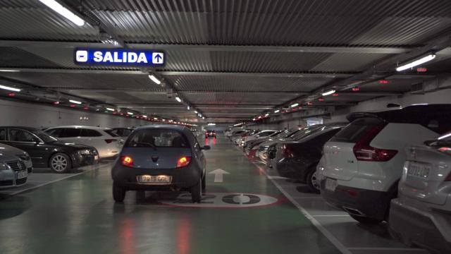 Interior de un parking.