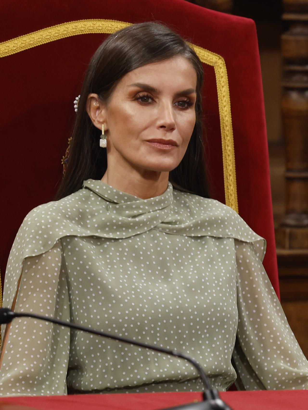 La reina Letizia con los pendientes de Pepe Alba.