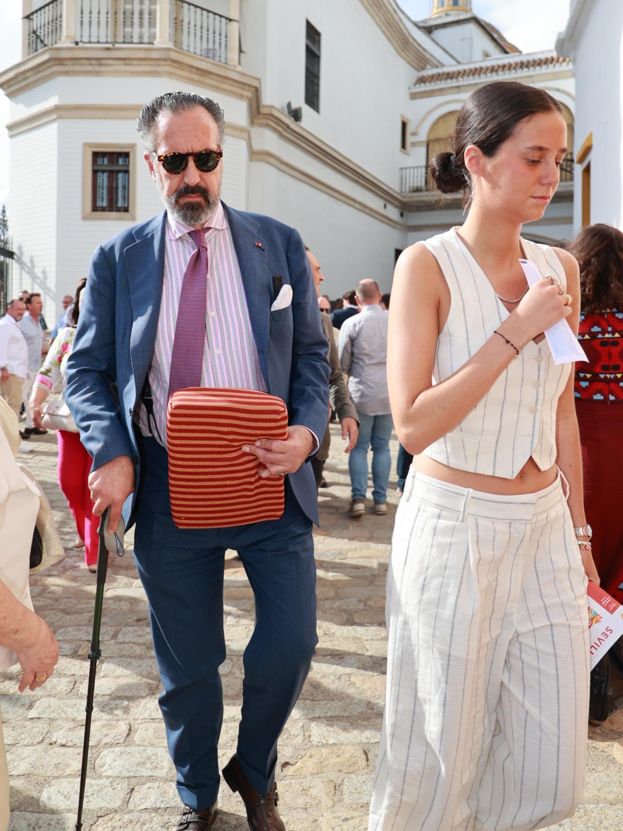 Victoria Federica junto a su padre, Jaime de Marichalar, saliendo de la Mestranza.