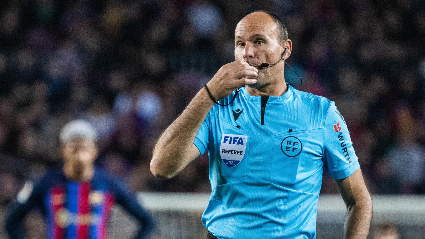 Mateu Lahoz, arbitrando en un partido del FC Barcelona