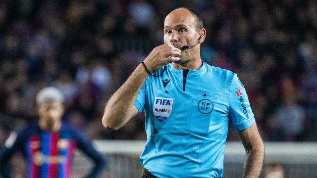 Mateu Lahoz, arbitrando en un partido del FC Barcelona