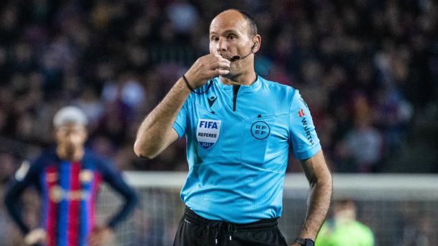 Mateu Lahoz, arbitrando en un partido del FC Barcelona