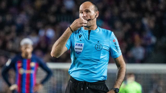 Mateu Lahoz, arbitrando en un partido del FC Barcelona