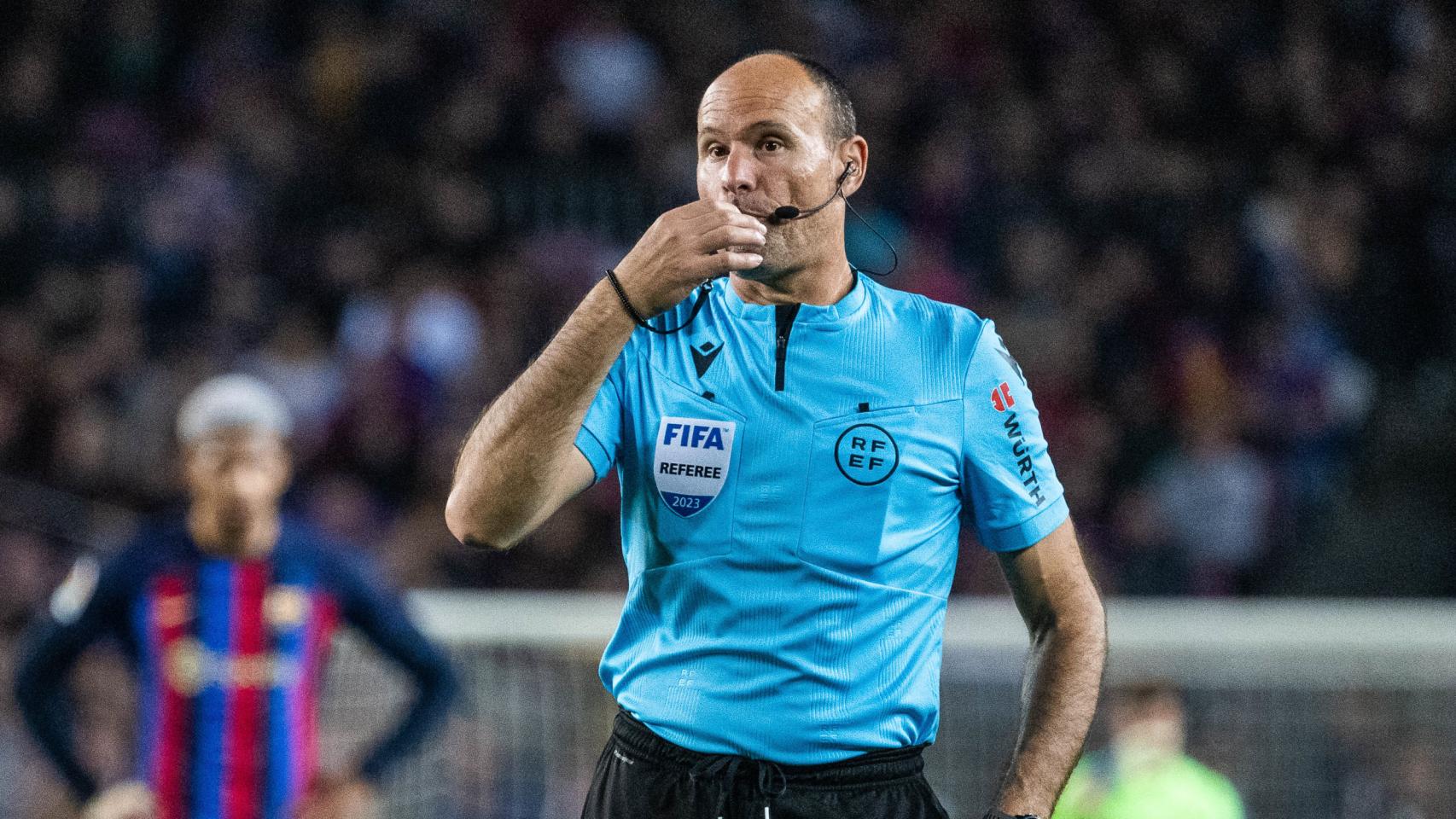 Mateu Lahoz, arbitrando en un partido del FC Barcelona