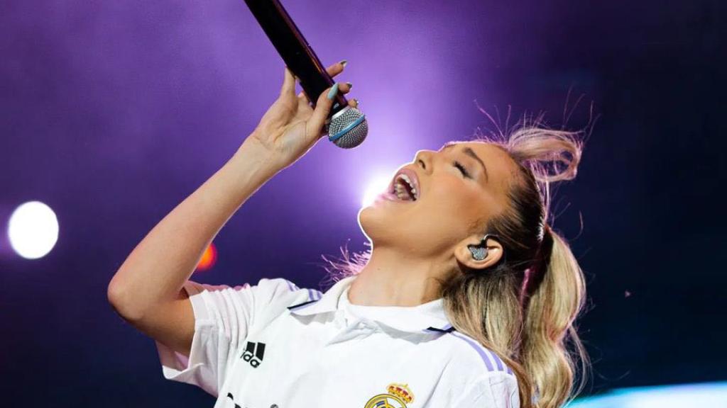 Ana Mena con la camiseta del Real Madrid durante un concierto