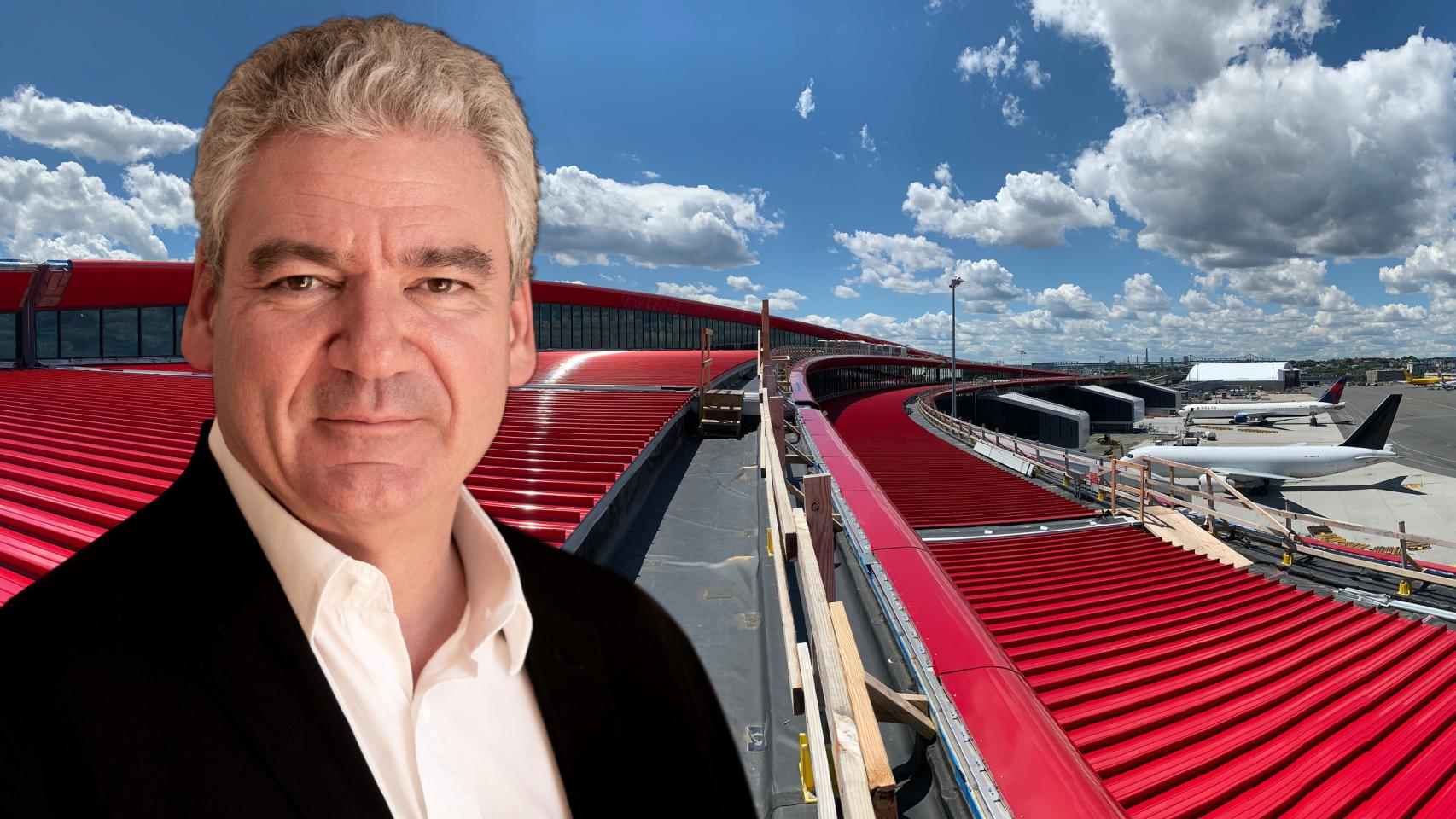 El arquitecto Luis Vidal. Al fondo, la nueva Terminal E del aeropuerto Boston Logan. Fotos: Marta Cumellas/luis vidal + arquitectos