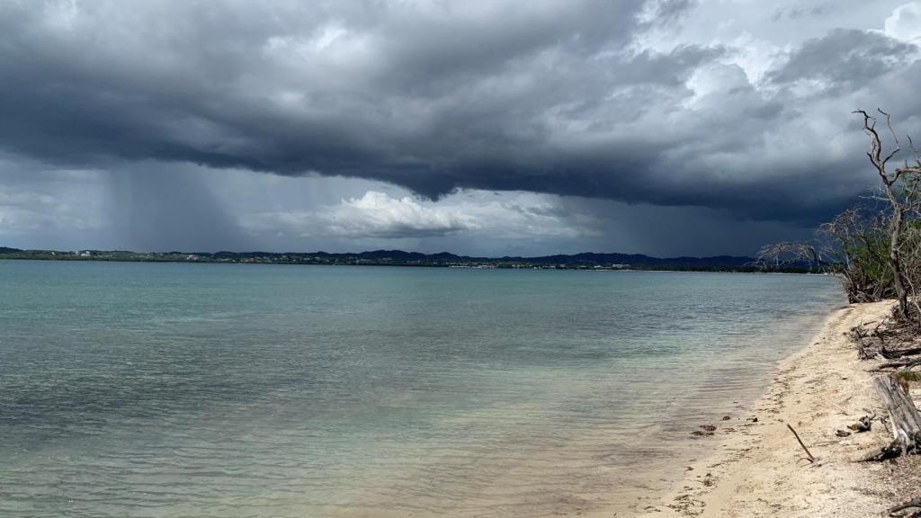 Vista de la bahía de Boquerón, con el yacimiento de Ortiz en la distancia. Foto: William J. Pestle