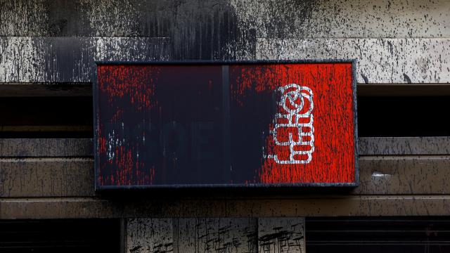 El logo del PSOE en su sede principal de Ferraz, tras la acción de Futuro Vegetal. Foto: Juan Medina (Reuters)