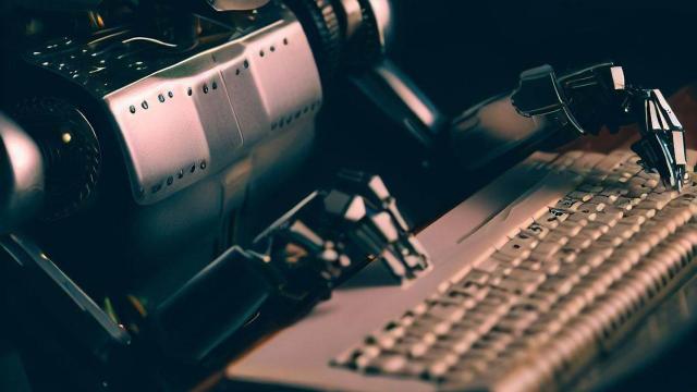 Las reseñas falsas creadas con IA invaden Amazon y Twitter, cómo se distinguen de las reales