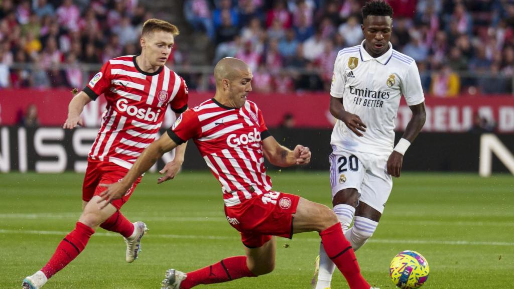 Vinicius Júnior, en acción con Viktor Tsygankov y Oriol Romeu