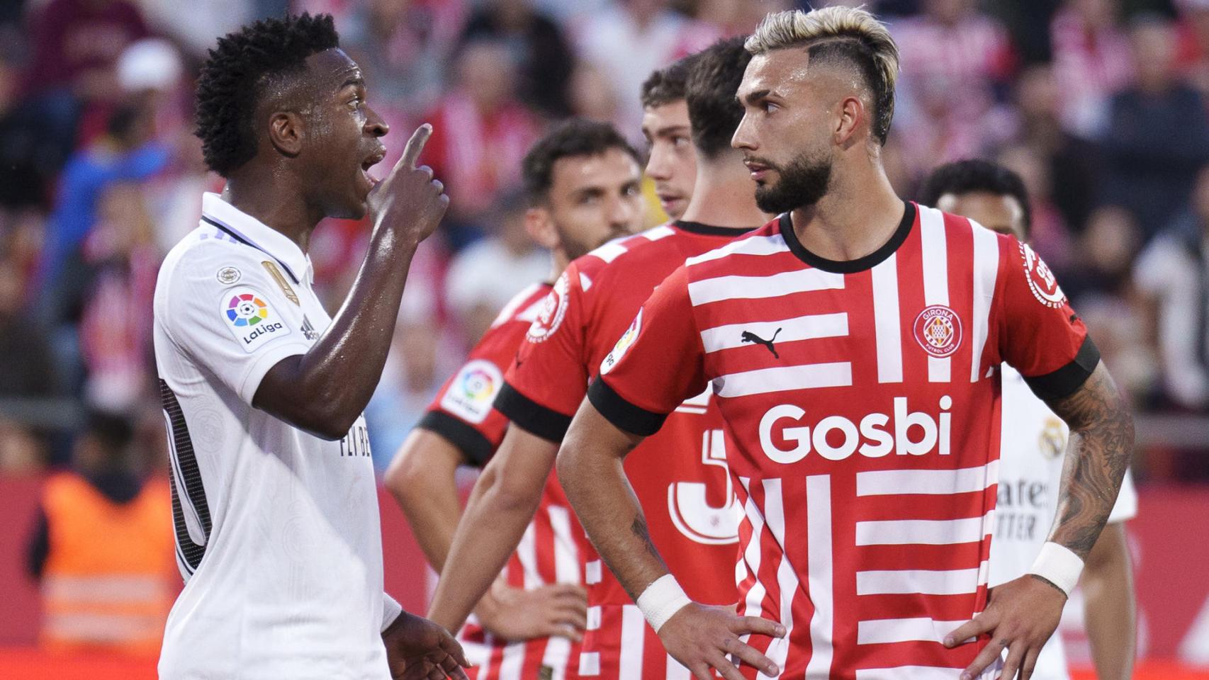 Vinicius y Taty Castellanos, encarándose durante el Girona - Real Madrid de La Liga 2022/2023