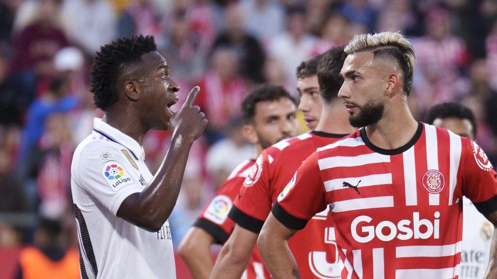 Vinicius y Taty Castellanos, encarándose durante el Girona - Real Madrid de La Liga 2022/2023
