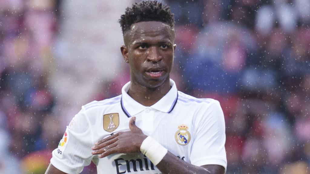 Vinicius Júnior, tocando el escudo de campeón del mundo tras su gol