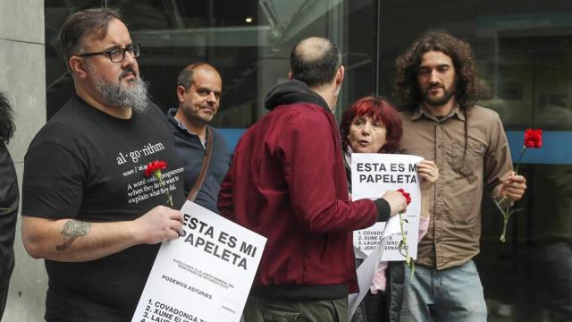 Miembros de Podemos se manifiestan frente a la Junta Electoral en Asturias