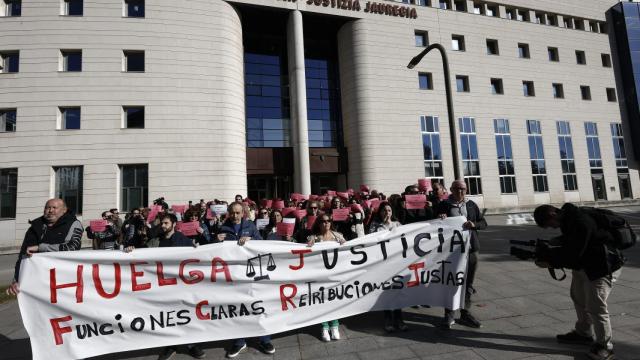 Funcionarios del Ministerio de Justicia protestando por un aumento salarial