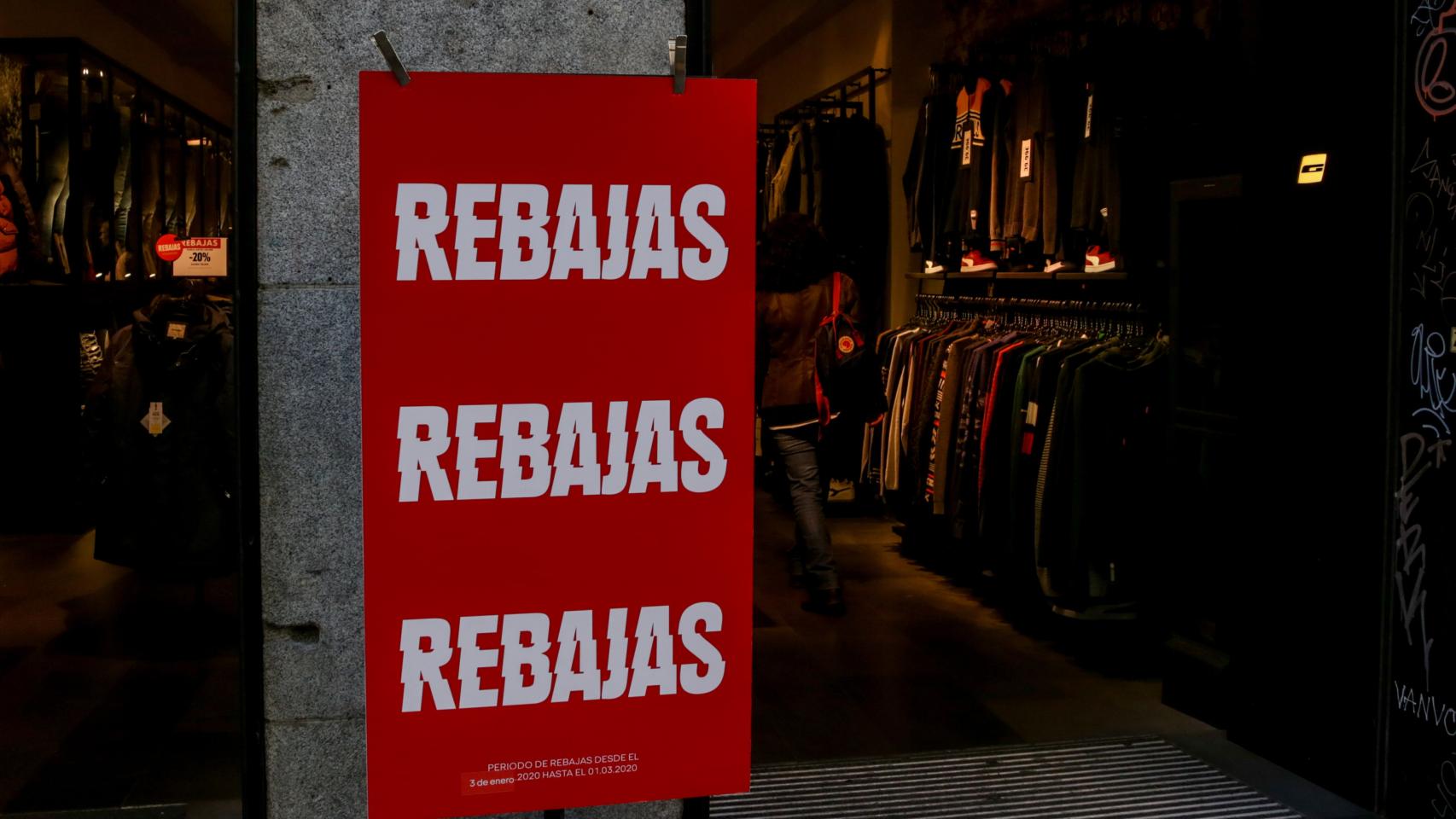 Un cartel en la entrada de una tienda de moda de Madrid, en el que se lee ' Rebajas'