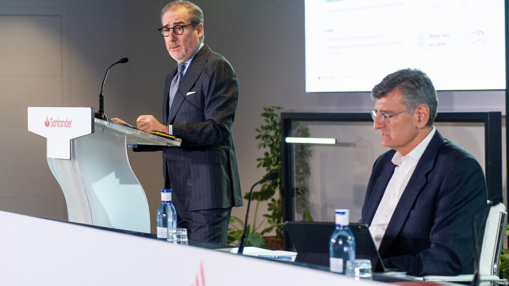 Héctor Grisi, consejero delegado de Santander, y José García Cantera, director financiero, durante la presentación de resultados del banco celebrada en abril.