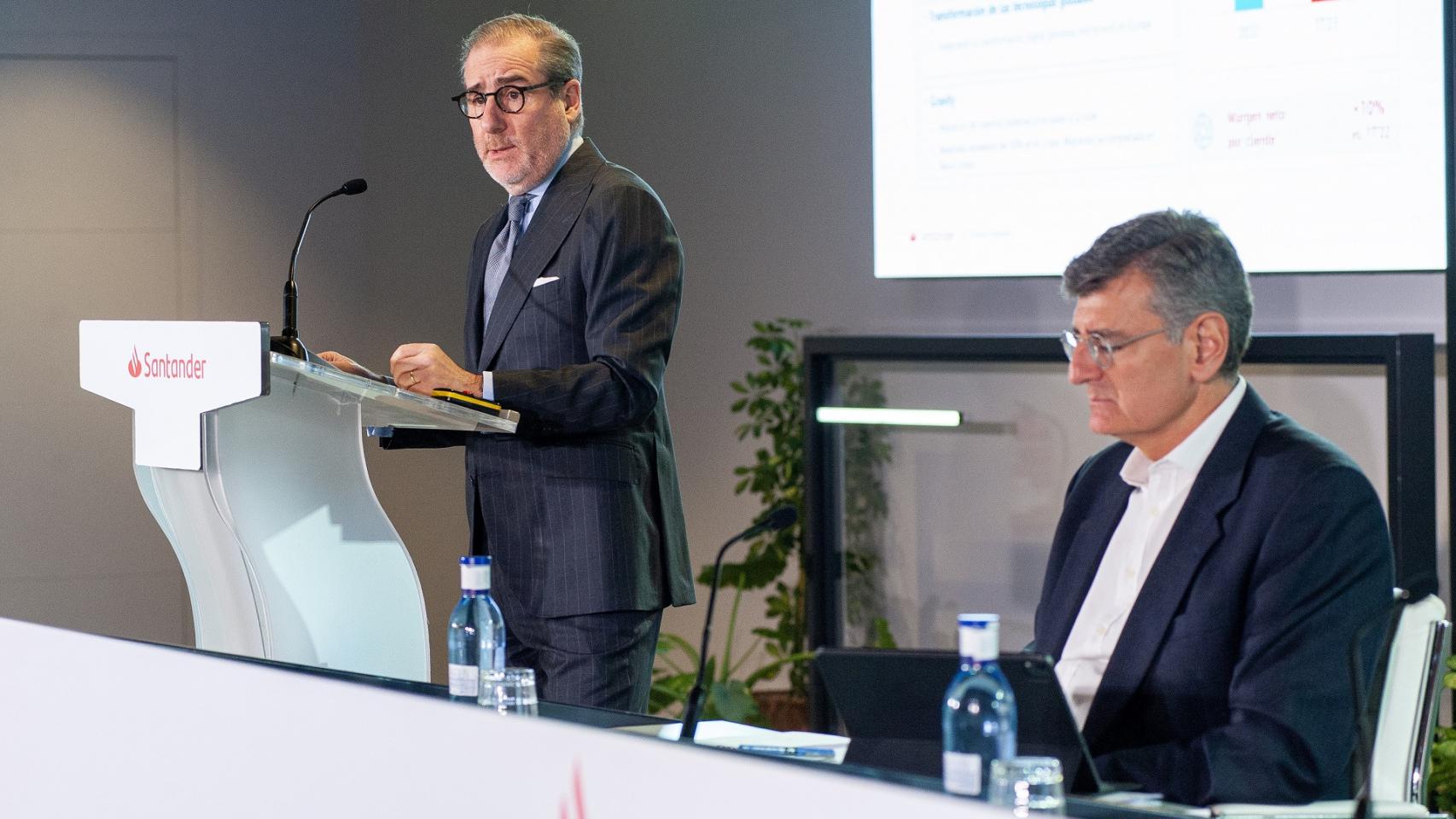 Héctor Grisi, consejero delegado de Santander, y José García Cantera, director financiero, durante la presentación de resultados del banco celebrada el martes.