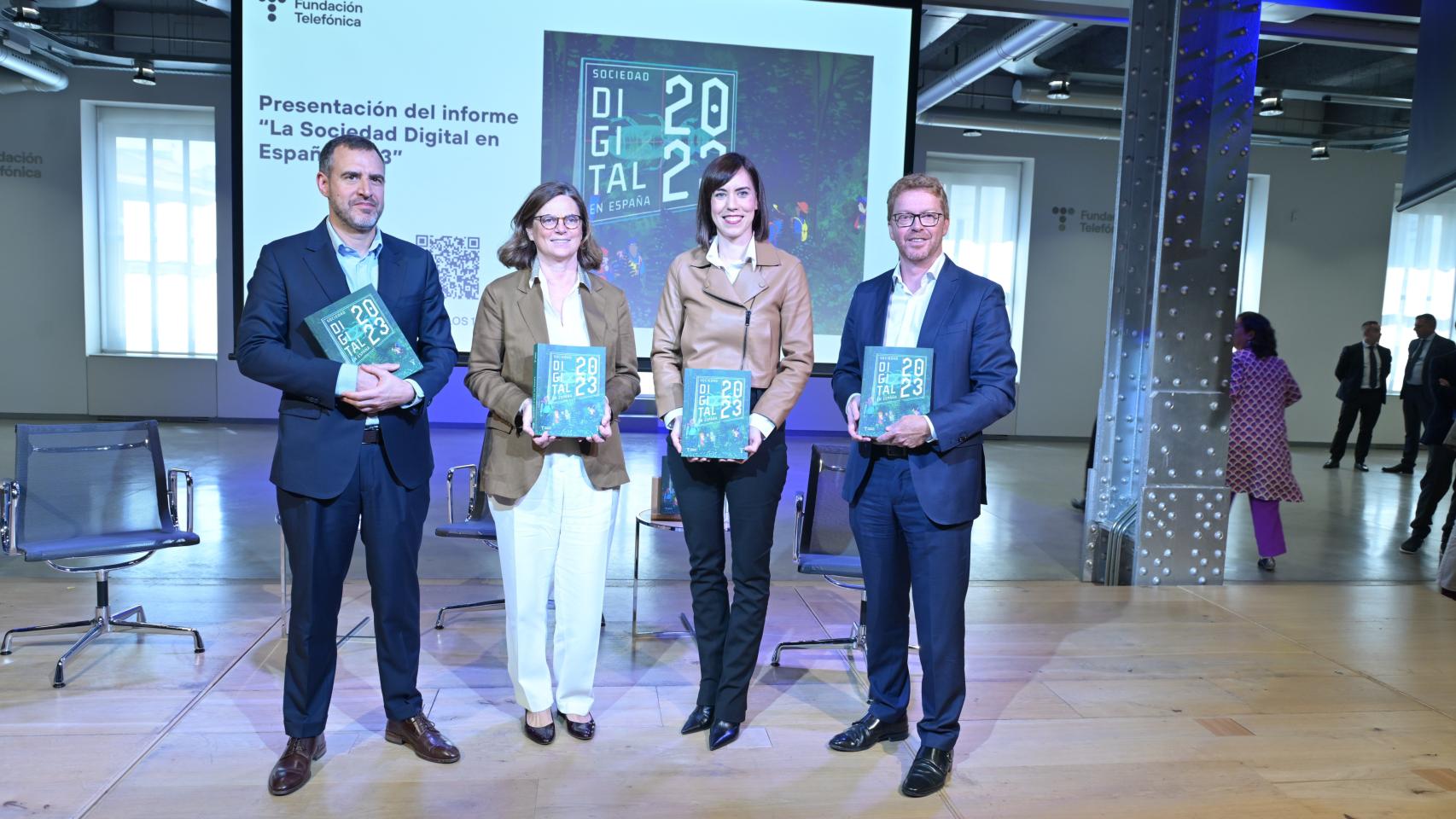 De izquierda a derecha: Pablo Gonzalo, responsable global de Conocimiento y Cultura de Fundación Telefónica; Carmen Morenés, directora general de Fundación Telefónica; Diana Morant, ministra de Ciencia e Innovación del Gobierno España; y Sergio Oslé, consejero delegado de Telefónica España.