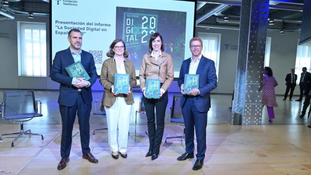 De izquierda a derecha: Pablo Gonzalo, responsable global de Conocimiento y Cultura de Fundación Telefónica; Carmen Morenés, directora general de Fundación Telefónica; Diana Morant, ministra de Ciencia e Innovación del Gobierno España; y Sergio Oslé, consejero delegado de Telefónica España.