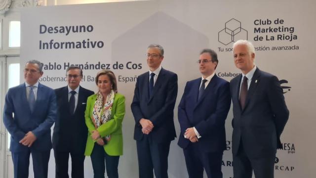 El gobernandor del Banco de España, Pablo Hernández de Cos, junto a autoridades locales y regionales, antes de participar en un desayuno informativo en Logroño