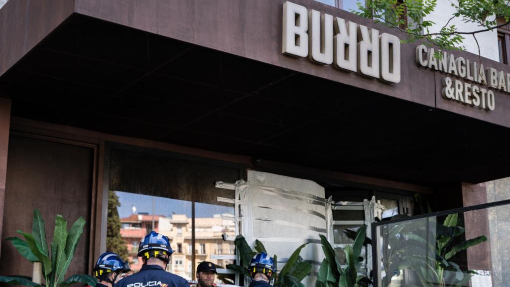 Agentes de la Policía Científica conversan en la entrada del restaurante italiano 'Burro Canaglia' de la plaza de Manuel Becerra.